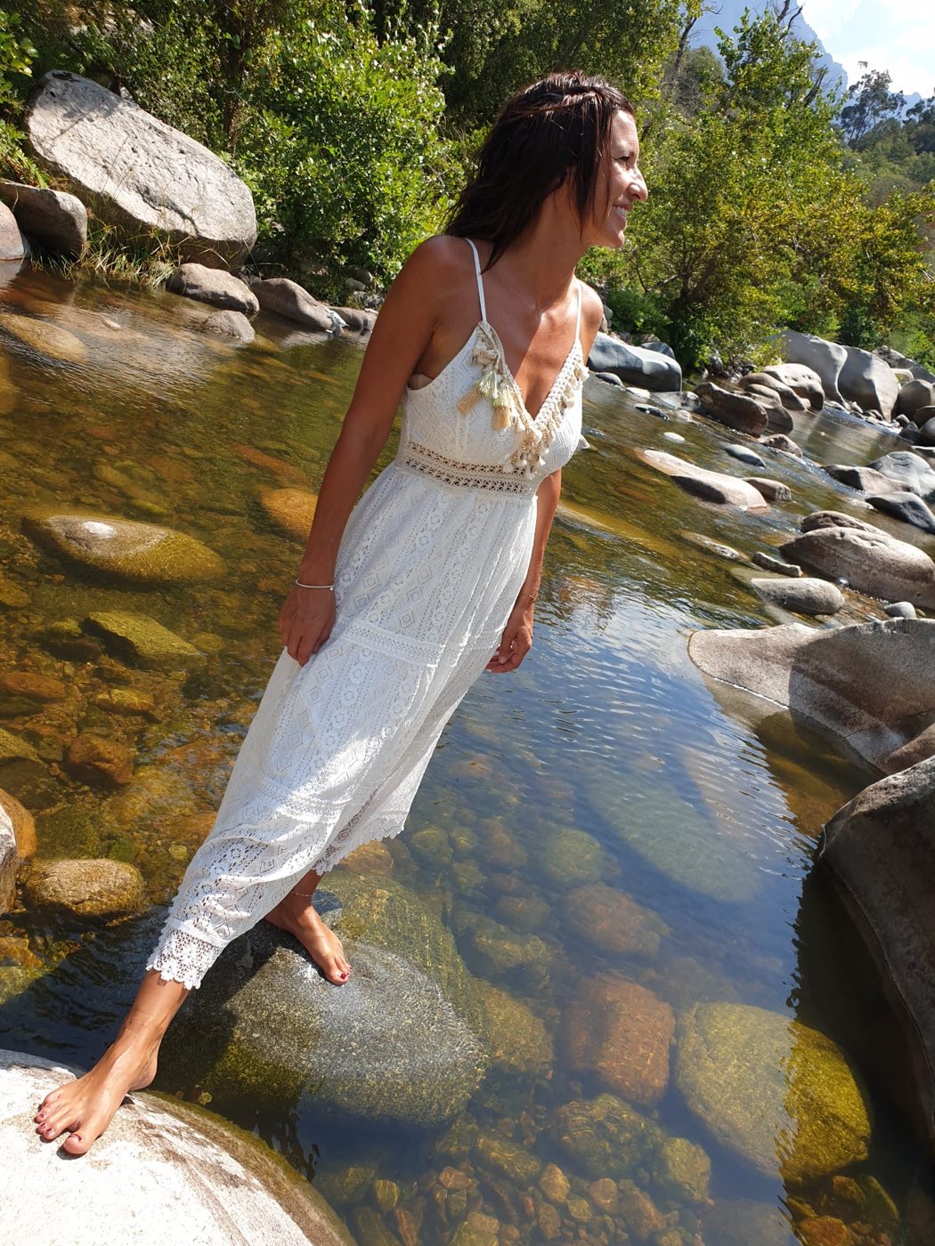 Céline Dusseval, au bord d'une rivière